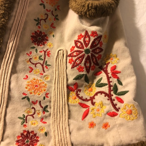 Cute flower embroidered vest with faux trim, no tags @girls size 4/5 - Picture 3 of 9